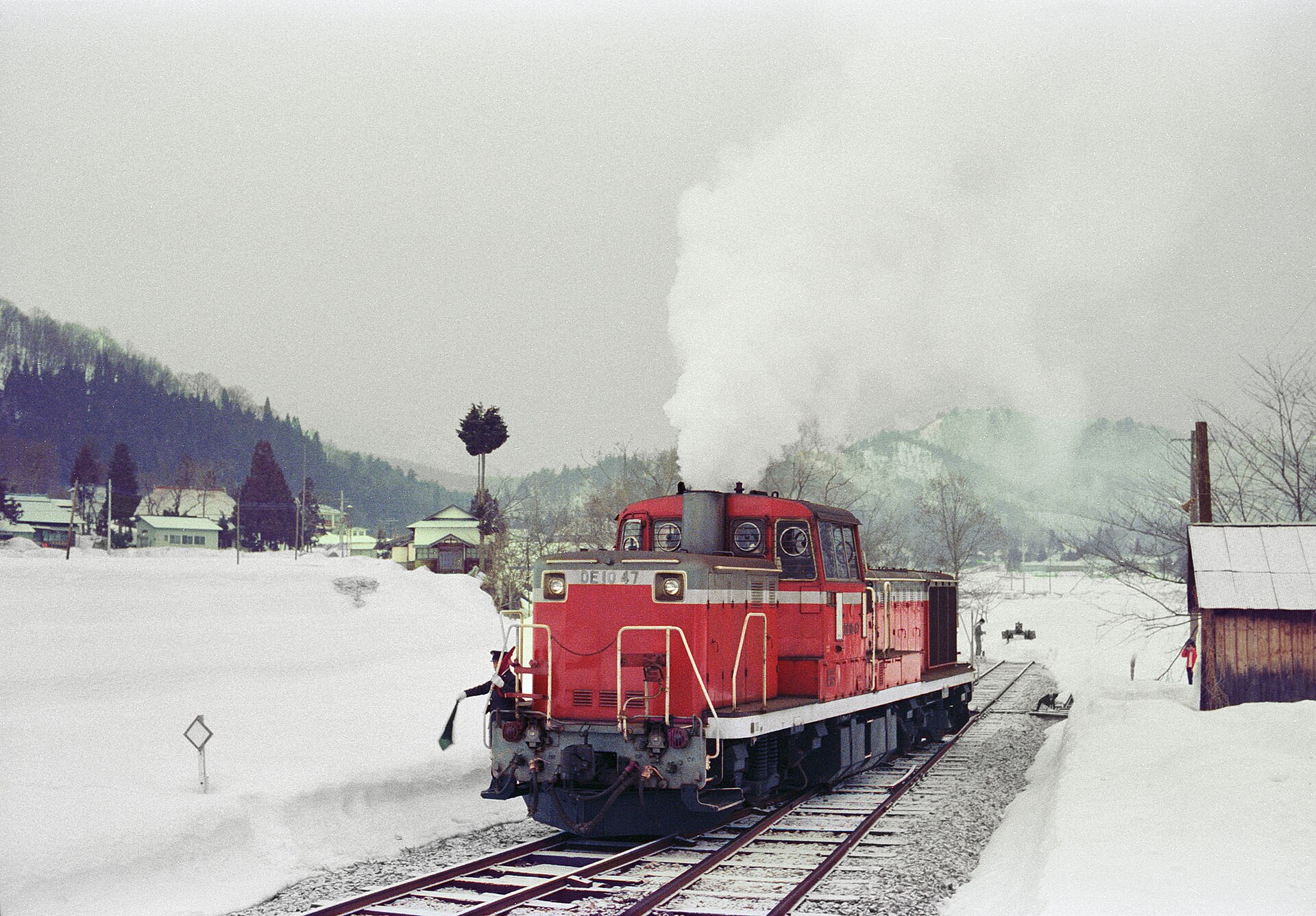 1980年、雪の熱塩駅を走る旧国鉄日中線の列車